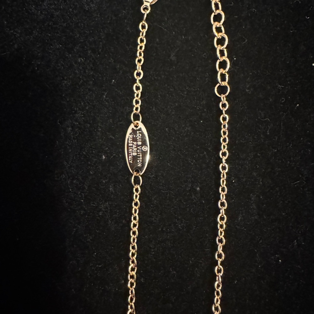 Louis Vuitton Gold LV Pendant Necklace - Picture 4 of 4